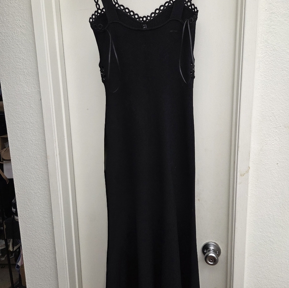 Black Ribbed -Trim Maxi Dress - Women - Picture 3 of 5